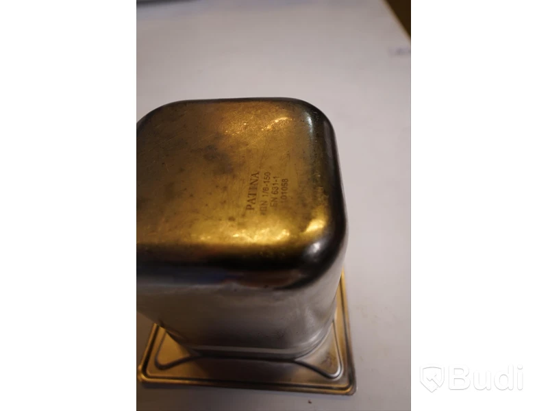 34 st kantiner med 3 st stora lock